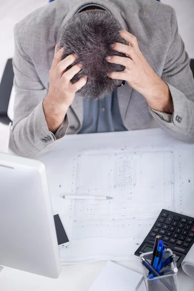 Orolig affärsman på skrivbord att överbelastas med arbete — Stockfoto