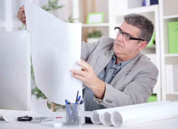 Architect in the office studying Plan — Stock Photo, Image