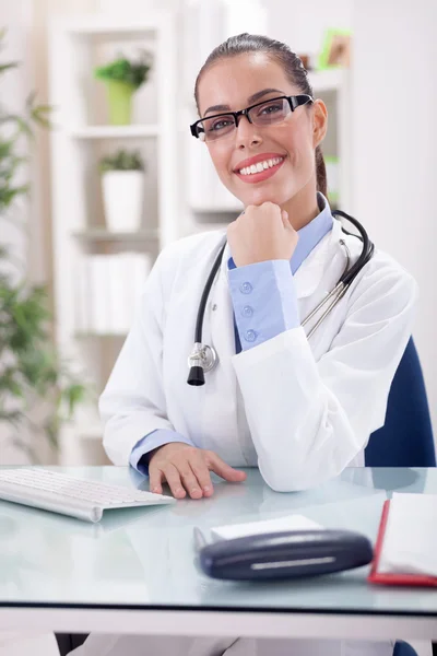 Porträt einer freundlich lächelnden Ärztin mit Brille — Stockfoto