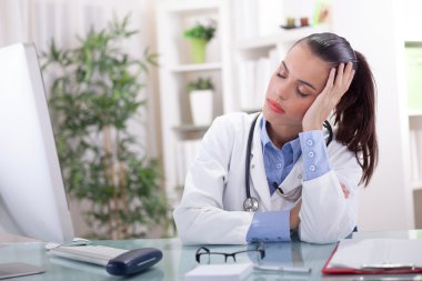 genç doktor ofiste çok fazla iş uyku
