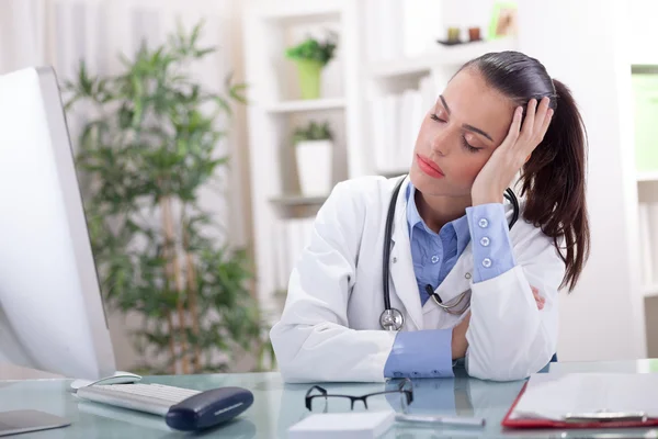 Giovane medico che dorme in ufficio, troppo lavoro — Foto Stock