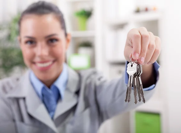 Inmobiliaria está dando las llaves de un apartamento, se centran en las llaves —  Fotos de Stock