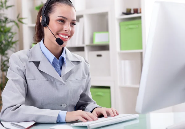 Unterstützung des Telefonanbieters im Headset am Arbeitsplatz — Stockfoto