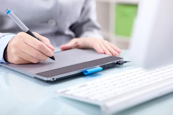  bir şey üzerinde grafik tablet çizim bir sanatçı görünümünü 