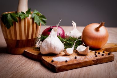 sarımsak, soğan taze otlar eski ahşap tahta üzerinde