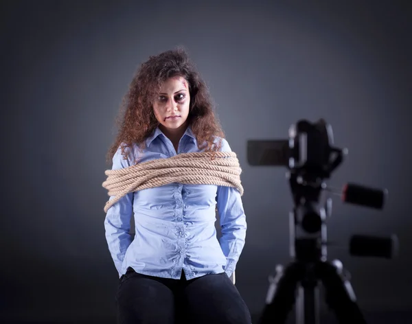 Junge Frau vor der Kamera entführt — Stockfoto