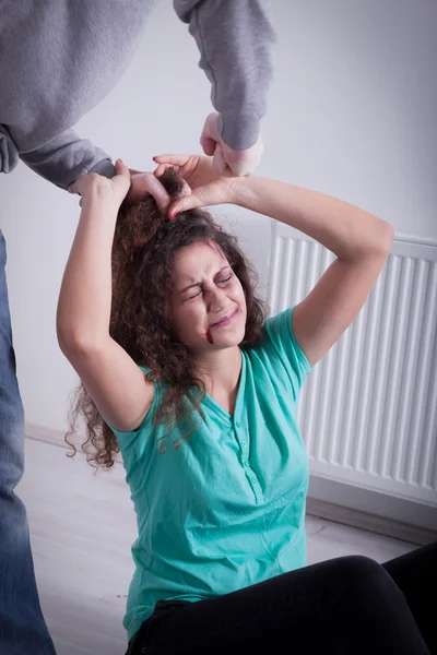 Nő áldozata a családon belüli erőszak és visszaélés — Stock Fotó
