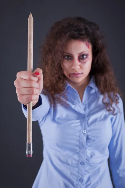 Uma mulher tem uma grande caneta em nome da mídia e do jornalismo — Fotografia de Stock