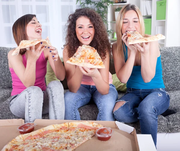 3 家庭でピザを食べて陽気な若い女性 — ストック写真