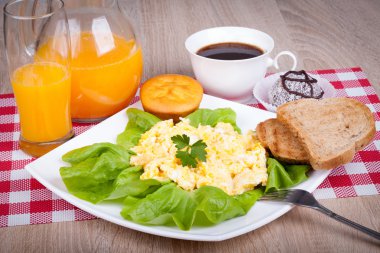 portakal suyu ve tost ekmeği ile omlet