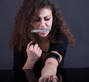 şırınga ile uyuşturucu bağımlısı genç kız