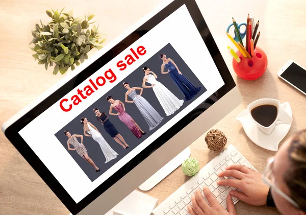 Katalog Verkäufe Kleid online, digitales Konzept Bild — Stockfoto