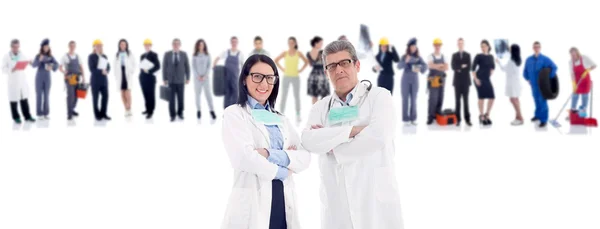 Группа людей перед двумя врачами — стоковое фото