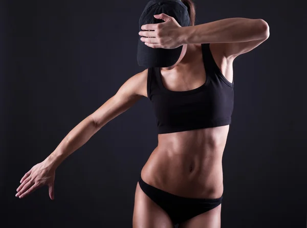 Sport kvinna stående bär svart sportkläder på svart ba — Stockfoto
