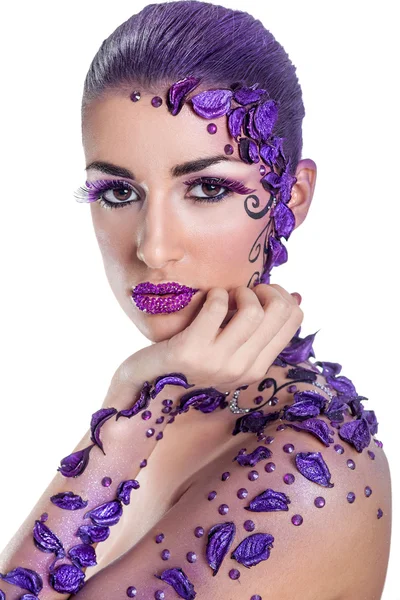 Mujer joven con hermoso estilo de pelo y el arte abstracto maquillaje —  Fotos de Stock