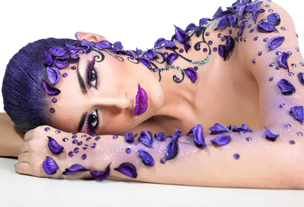 Mujer joven con hermoso estilo de pelo y el arte de maquillaje púrpura — Foto de Stock