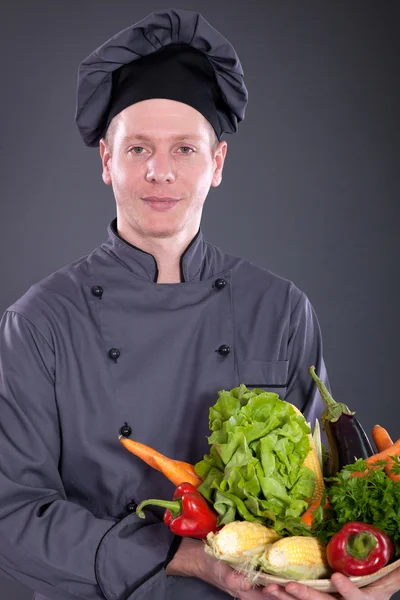 Шеф-кухар тримає кошик смачних свіжих овочів — стокове фото
