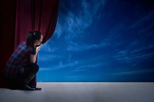 Flickan öppnar gardinen och ingången i den magiska världen av nat — Stockfoto