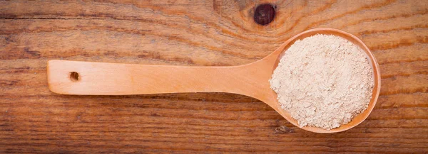 Ajo en polvo especias en cucharas, sobre fondo de madera — Foto de Stock