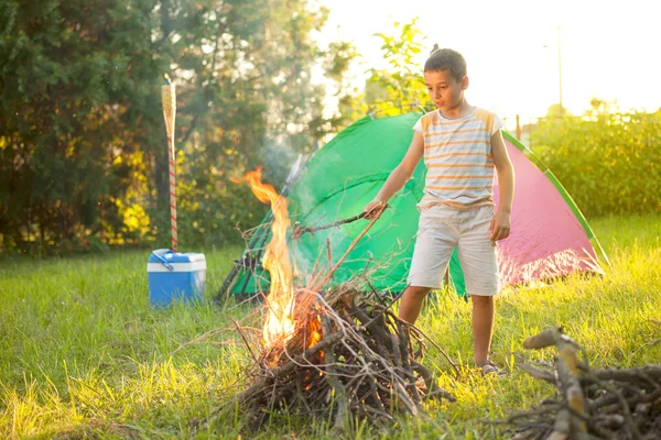 Chico en un viaje de camping —  Fotos de Stock