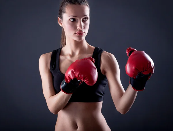 Vrouwelijke kick boxer met rode handschoenen — Stockfoto