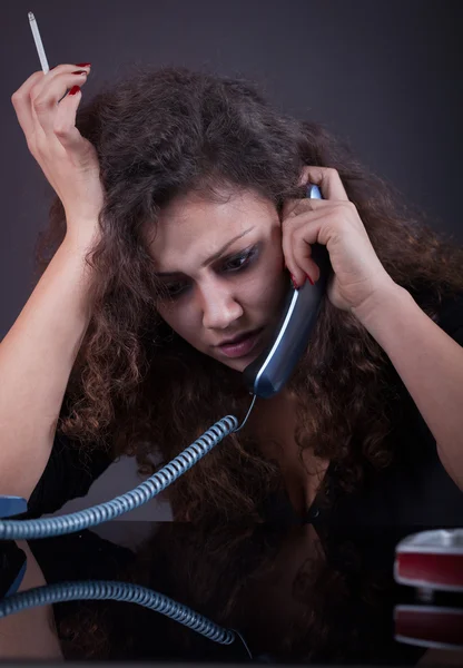 Молода плачуча жінка в депресії телефонує — стокове фото