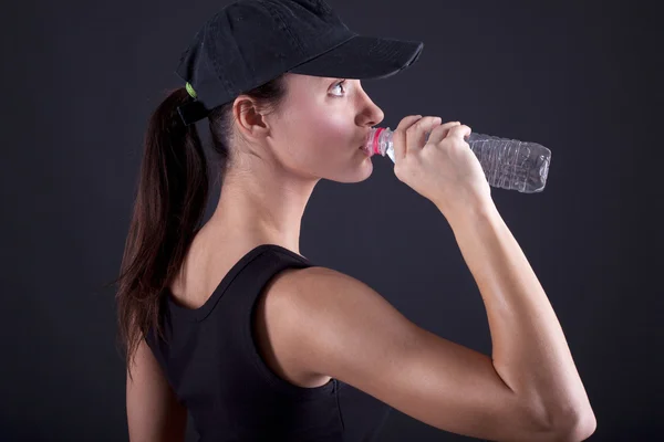 Ajuste mujer sexy beber agua después del entrenamiento — Foto de Stock