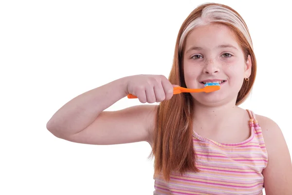 Glimlachen van weinig meisje borstelen tanden — Stockfoto