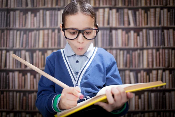 Joven científico, estafador con gafas en la biblioteca, con un abrazo — Foto de Stock