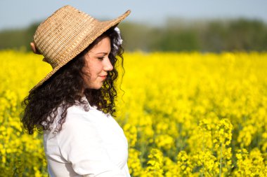 güneşli bir gün kanola alanında güzel mutlu kadın
