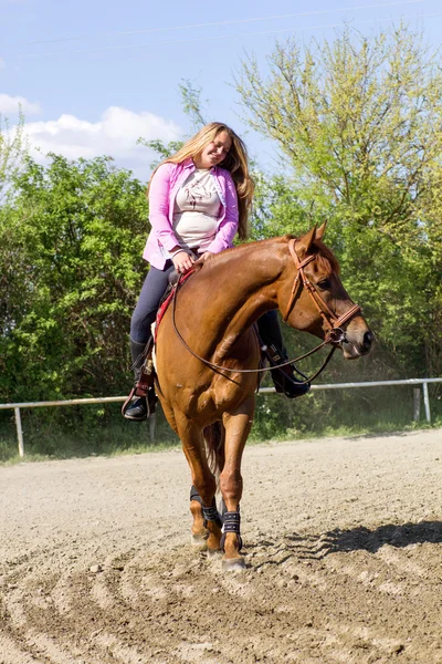 Hermosa chica montando un caballo de pura raza — Foto de Stock