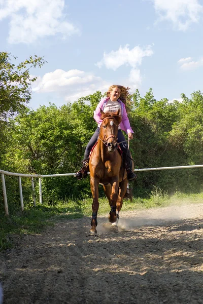 Hermosa chica sonriente montando un caballo de pura raza — Foto de Stock