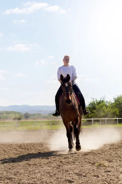 Krásná světlovlasá žena, jízda na koni v přírodě — Stock fotografie