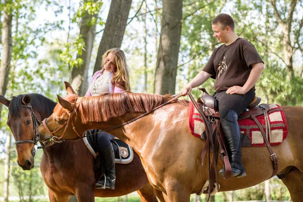 Una pareja en un paseo a caballo — Foto de Stock