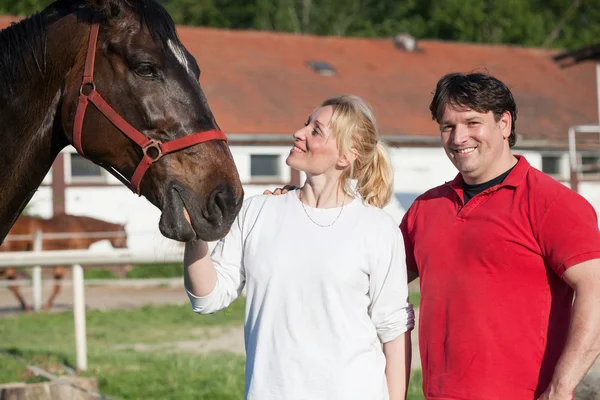 Loving couple with horses — Stock Photo, Image