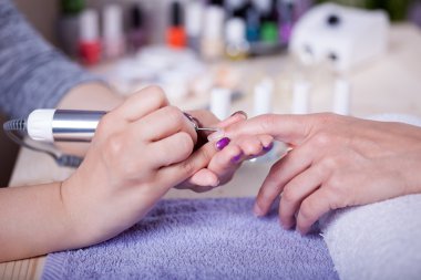 Lehçe çivi makine tarafından tırnak parlatma manikür teknisyen