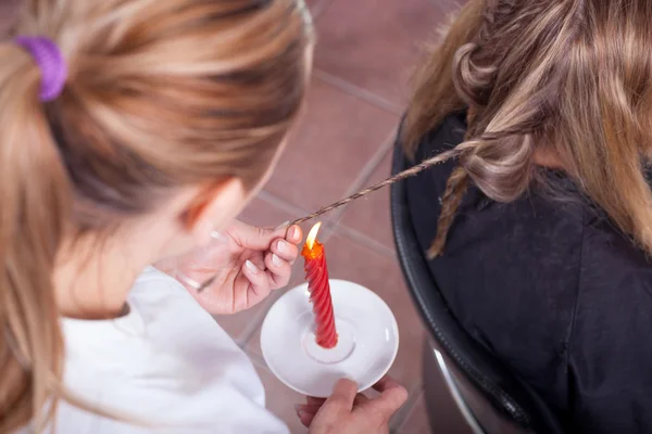 Cabeleireiro dando queimando tratamento split end — Fotografia de Stock