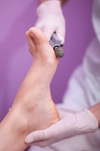 Tratamiento del cuidado de los pies, mujer en la esteticista para la pedicura — Foto de Stock