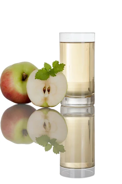 Яблочный сок в стекле изолированы на белом фоне — стоковое фото
