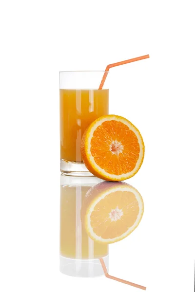 Стекло апельсинового сока с фруктами на белом — стоковое фото