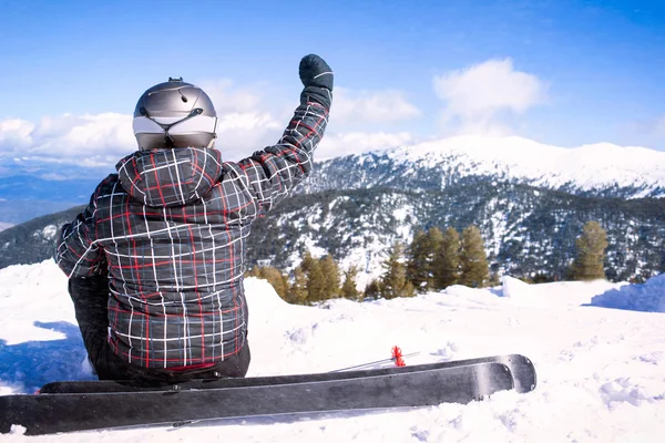 Вид ззаду спортсмена зі сноубордом, що стоїть на вершині гори — стокове фото