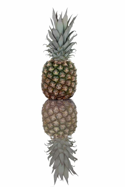 Świeży ananas na białym tle, z odbicia na stole — Zdjęcie stockowe