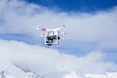 Quadrocopter dron mavi gökyüzü üzerinde