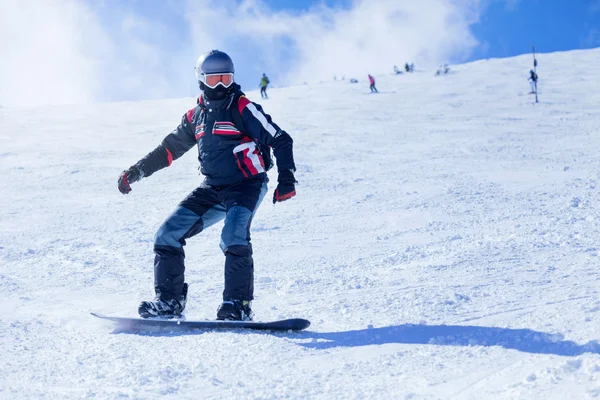 Snowboarden am Berg — Stockfoto