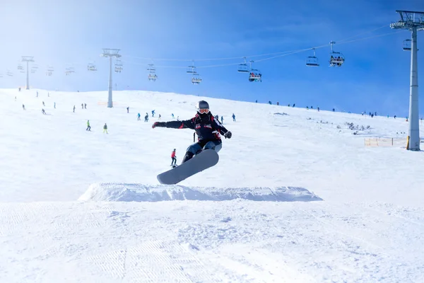 Snowboardåkare på hoppa inhigh berg — Stockfoto