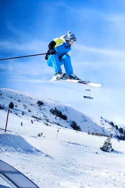 Прыжки лыжник против голубого неба — стоковое фото