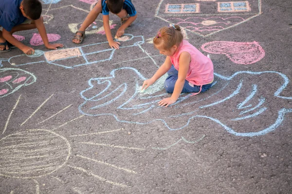 Kinder malen mit Kreide auf Asphalt — Stockfoto