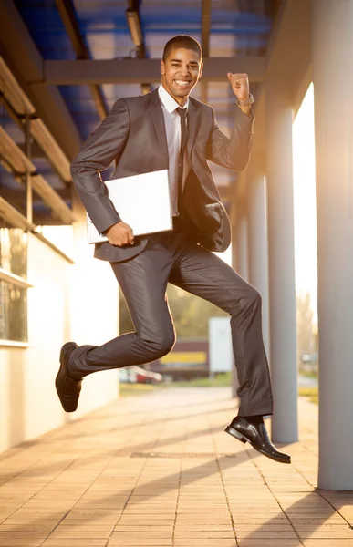 Geschäftsmann springen, glücklich über den erfolgreichen Abschluss eines — Stockfoto
