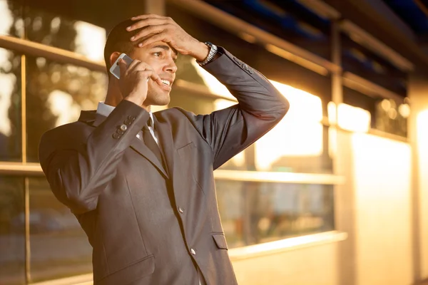 Jeune homme d'affaires inquiet parlant sur le téléphone mobile — Photo