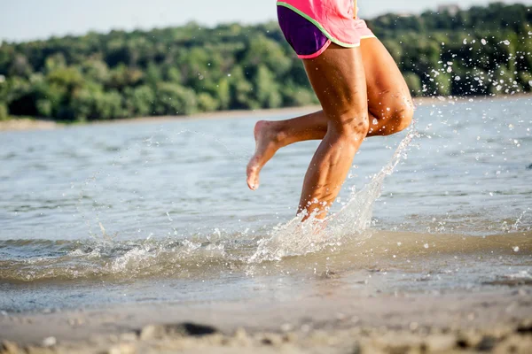 ビーチでジョギング ランナーの脚を実行します。 — ストック写真